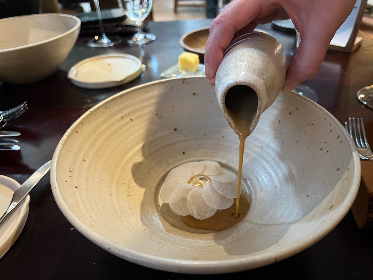 Ein Teller mit Essen im Restaurant Sat Bains