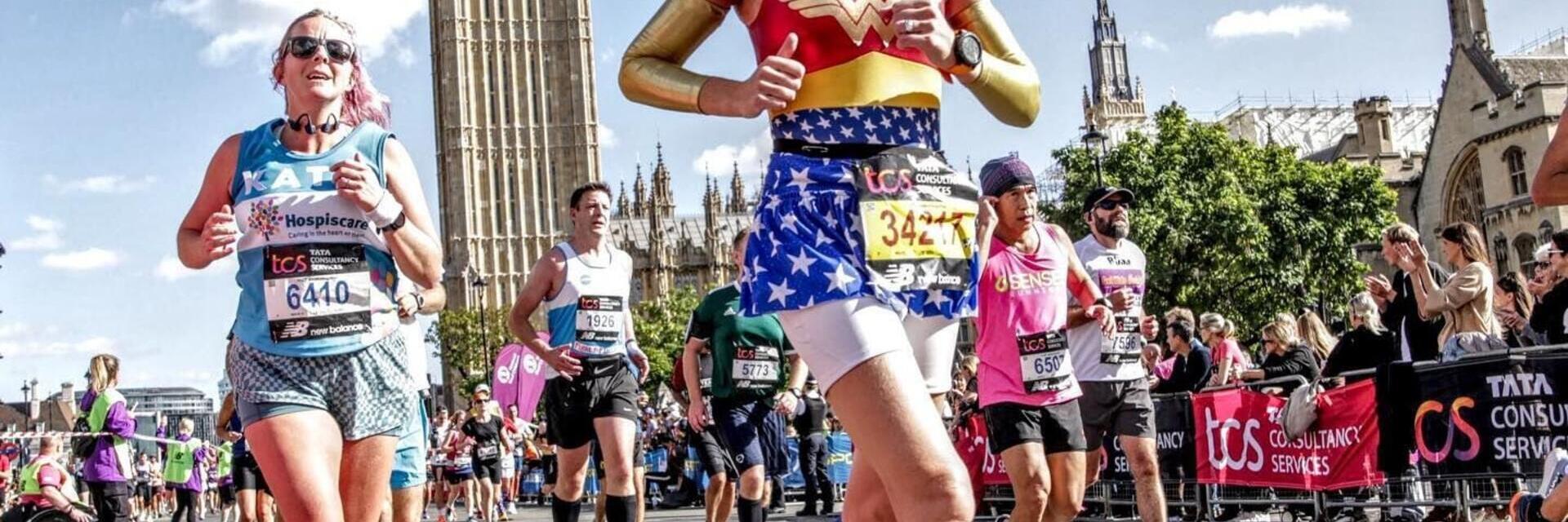 Corredora con traje de Wonder Woman en la maratón de Londres
