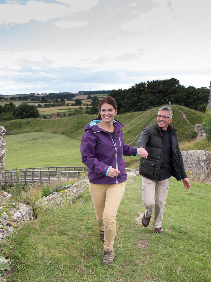 Una pareja paseando por las ruinas del castillo de Rising West, en Norfolk