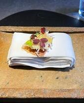 طبق من الطعام الجاهز على طاولة في مطعم أوليس، لندن