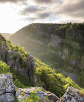La vue depuis le sentier Gorge Walk à Cheddar Gorge, dans le Somerset