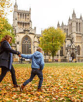 Una mujer y un niño caminando frente a la catedral de Bristol