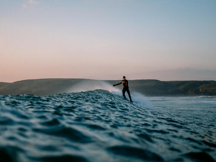 Un hombre haciendo surf en el mar