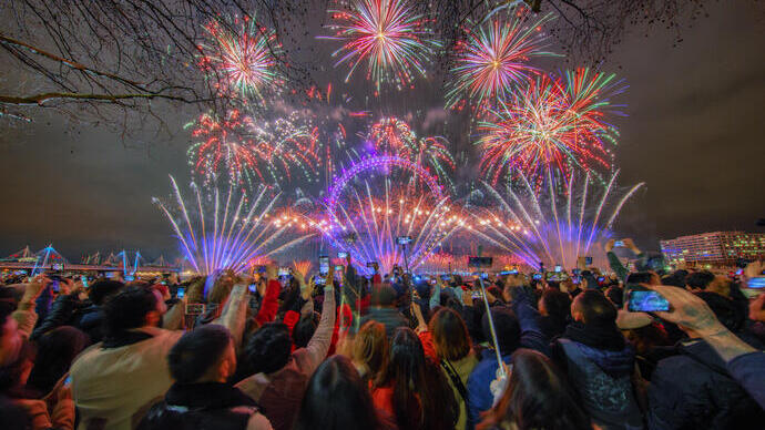 Una folla che guarda i fuochi d'artificio per festeggiare Capodanno