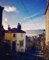 Blick auf eine malerische Straße an einem Wintermorgen