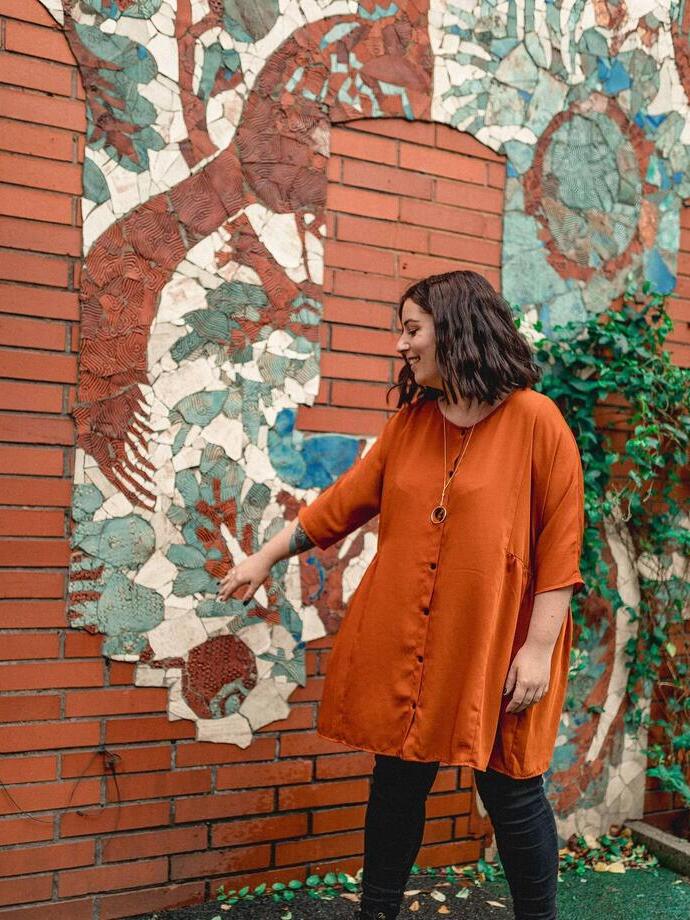 Debout devant une fresque murale