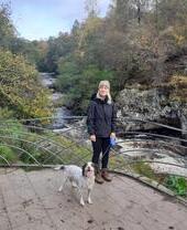 Donna con il suo cane alle cascate di Shin, Lairg