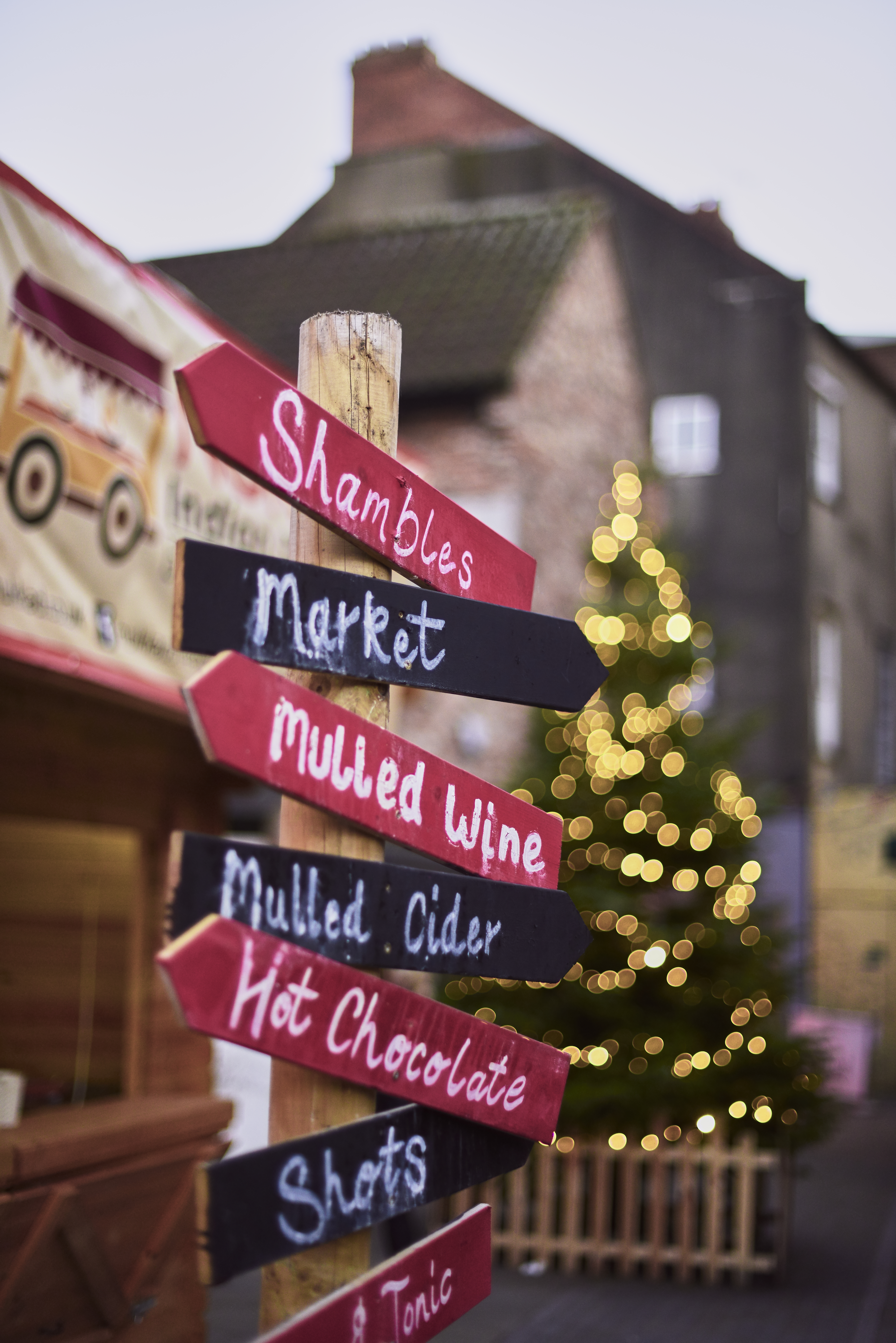 Mit Kreide geschriebene Beschilderung auf einem Weihnachtsmarkt