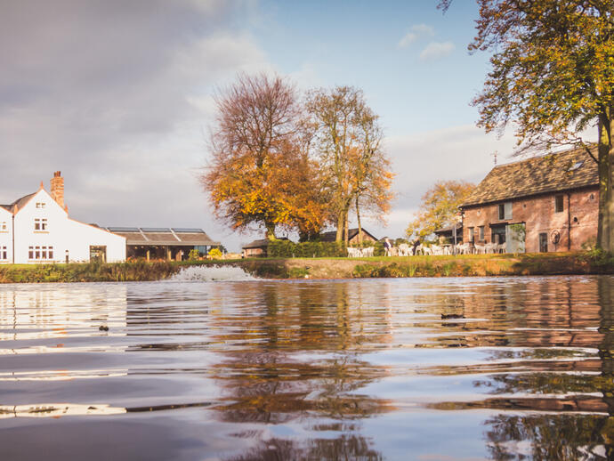 Vue sur le lac devant les bâtiments du restaurant