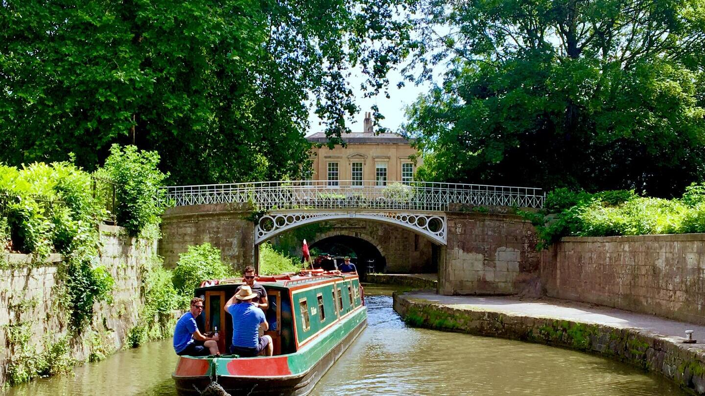 Une péniche naviguant sur un canal à Bath