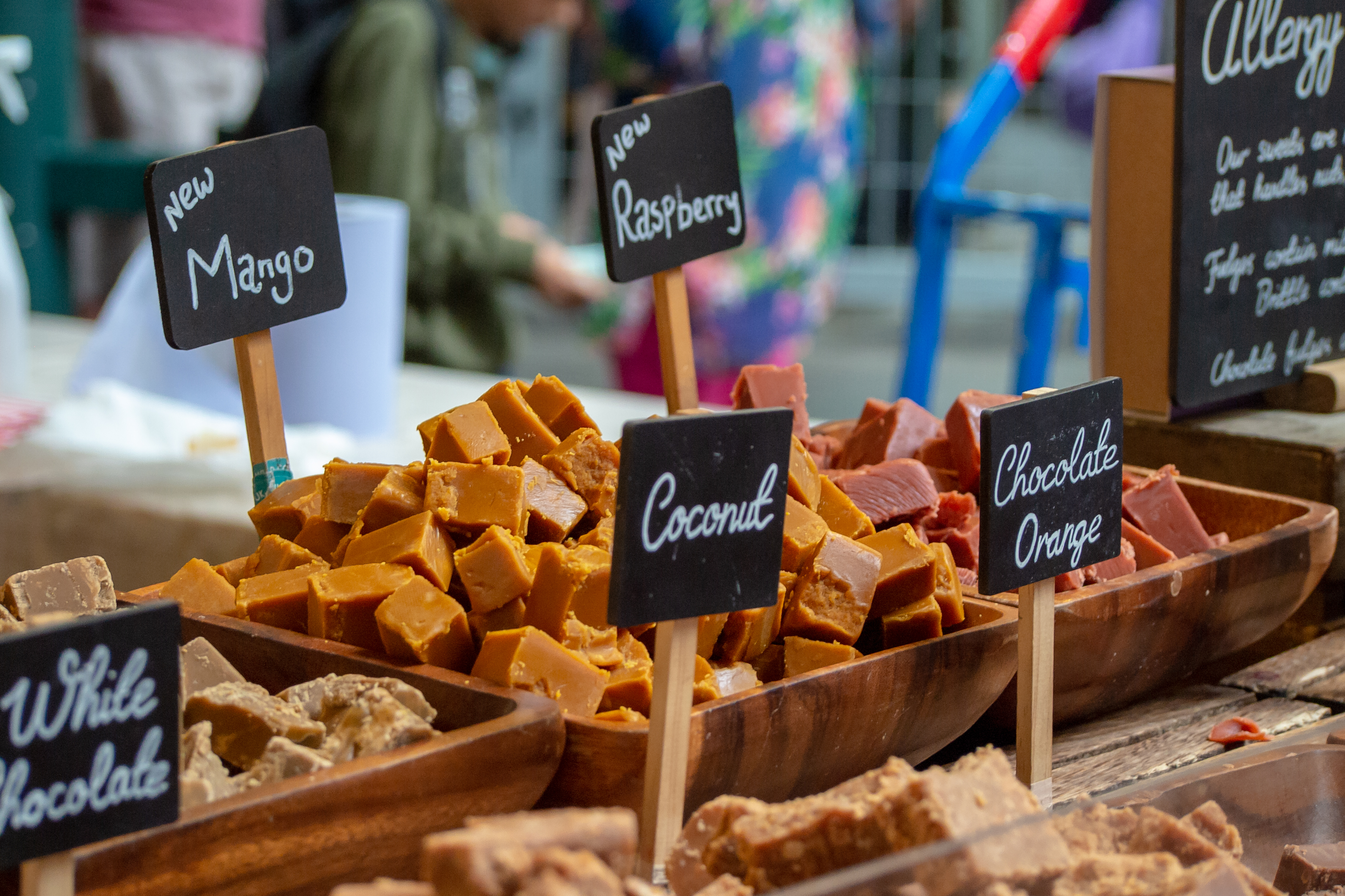 Traditioneller britischer Fudge, der an einem Süßwarenstand auf einem lokalen Lebensmittelmarkt verkauft wird.