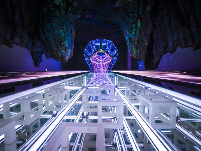 Une exposition d'art à Wake The Tiger, un nouveau parc à thème artistique hybride à Bristol