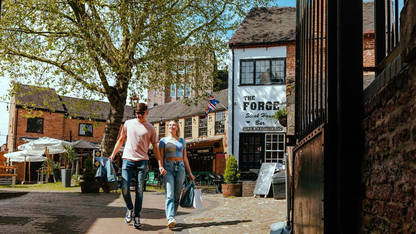 Una coppia che attraversa un cortile