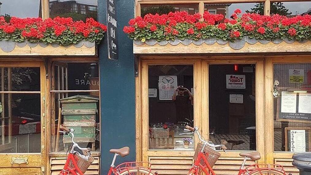 Deux vélos devant un magasin