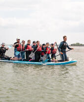 Niños probando el rafting en el Andrew Simpson Centre, Portsmouth.