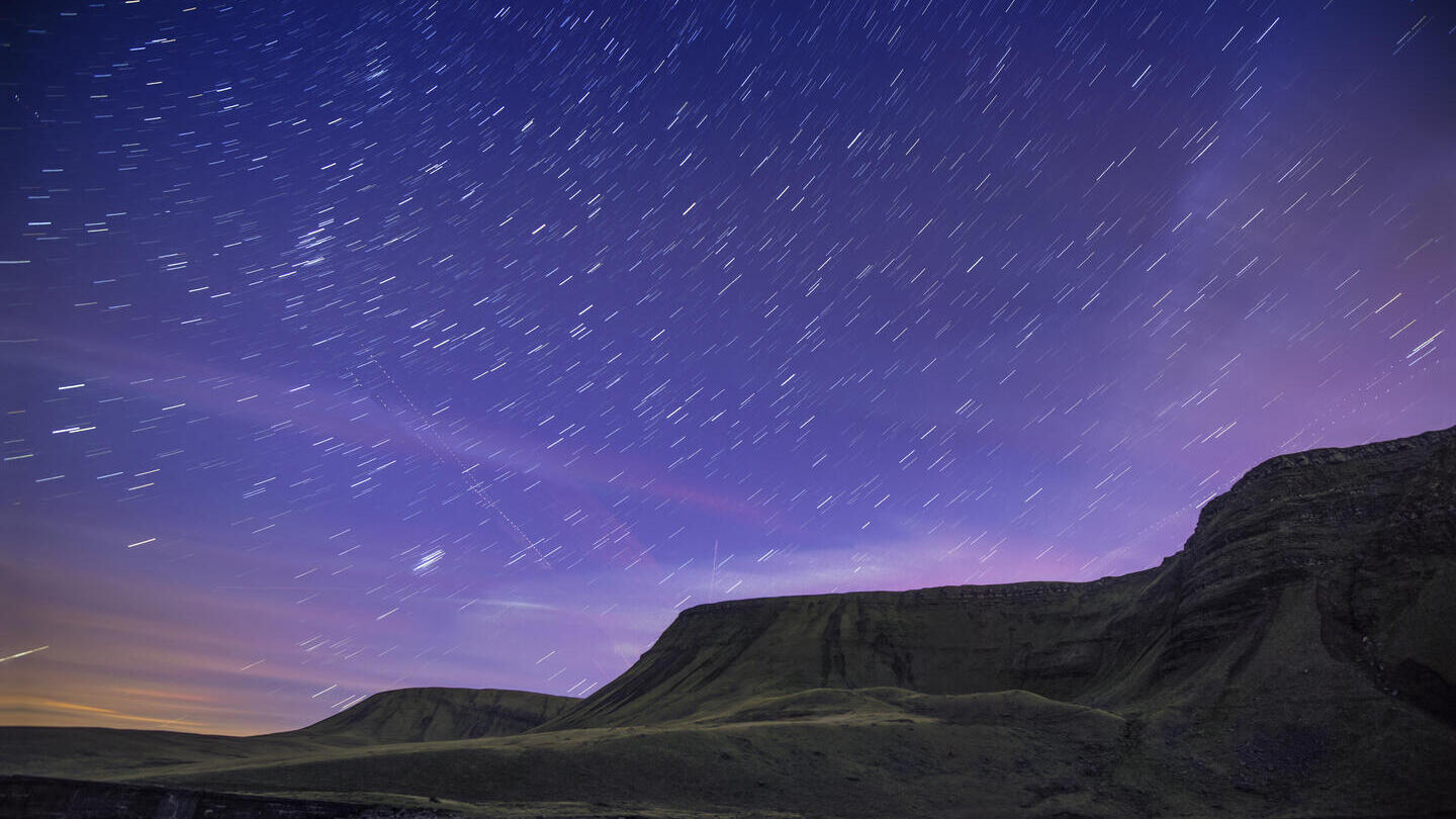 Vista nocturna estrellada de las montañas en un parque nacional