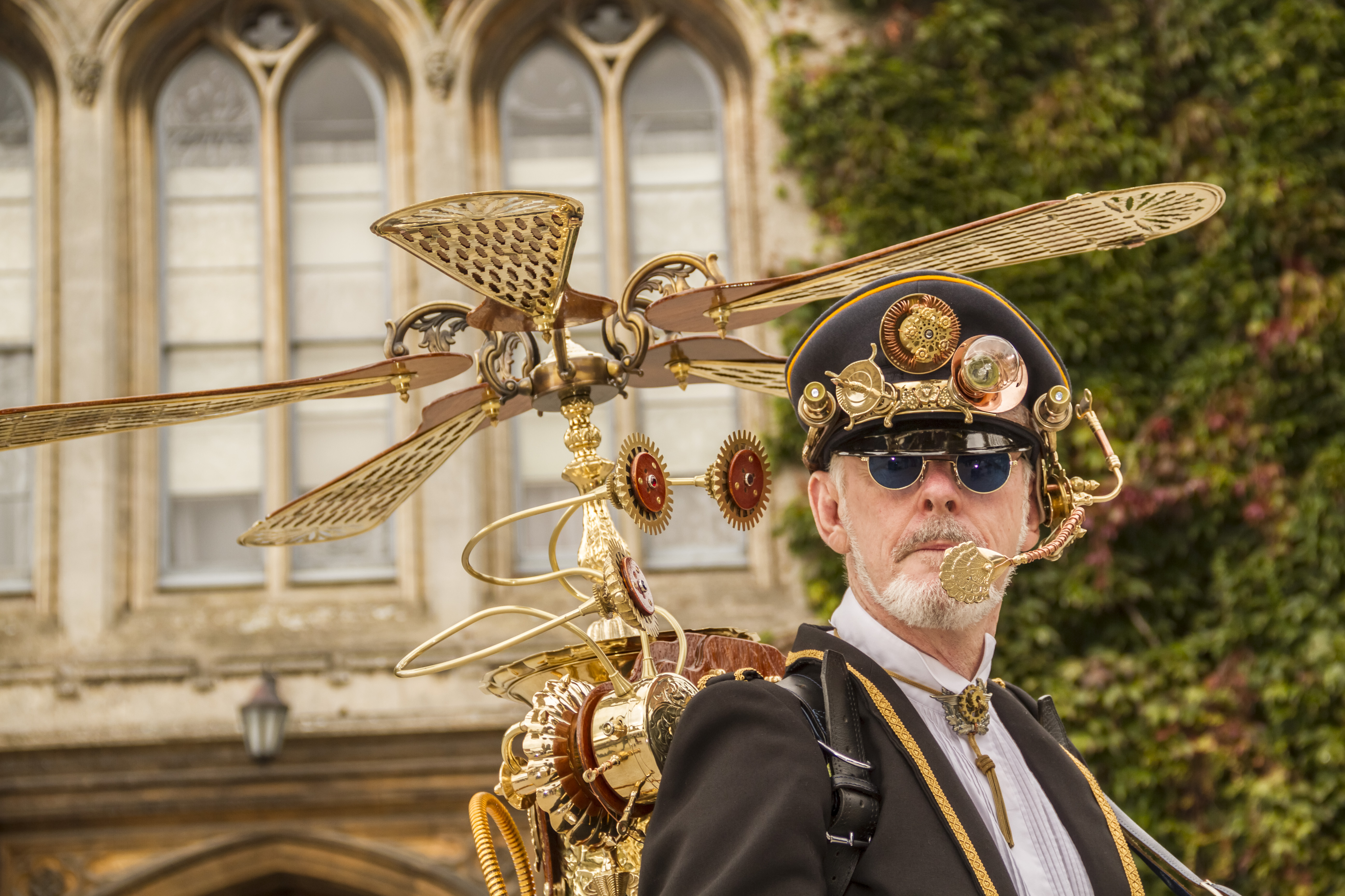 Ein Mann in Steampunk-Kleidung mit Rucksack als Teil des Steampunk-Festivals in Lincoln