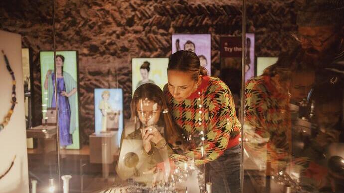 Madre e figlia che guardano una vetrina al museo del castello di Colchester