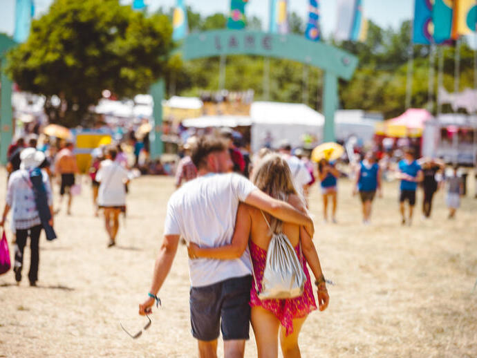 Ein Paar spaziert auf dem Isle of Wight Festival