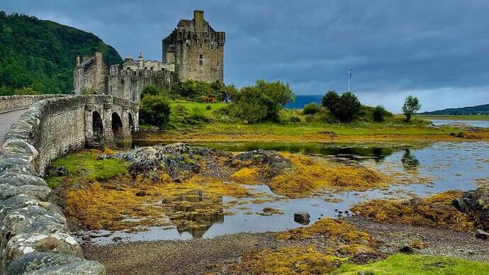 Vue du château d'Eilean Donan entouré d'eau