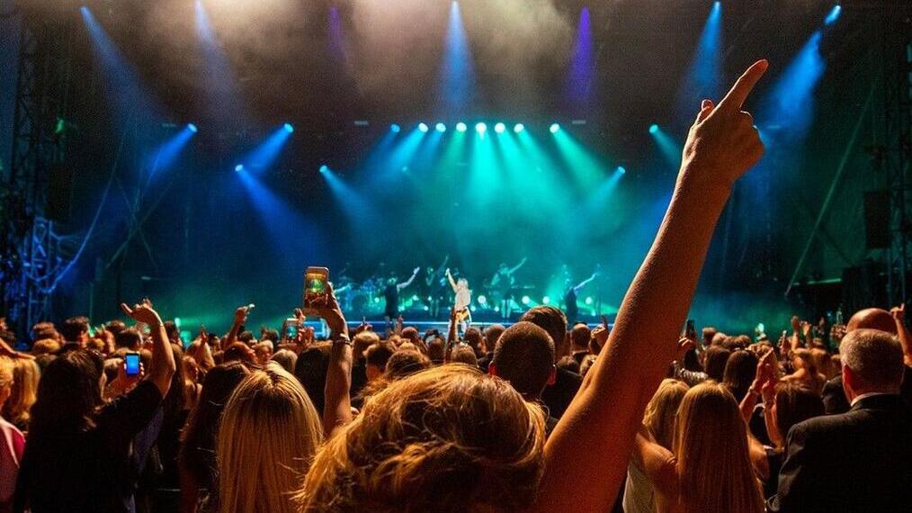 Crowd enjoys music at Henley Festival