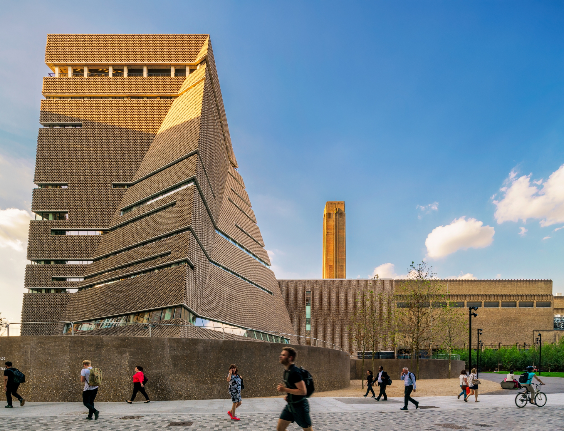 Vue du bâtiment Tate Modern avec des passants