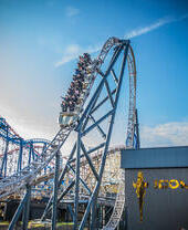 Gente montando en la montaña rusa Icon en Blackpool Pleasure Beach.