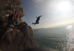 Coasteering con Snowdonia Adventures