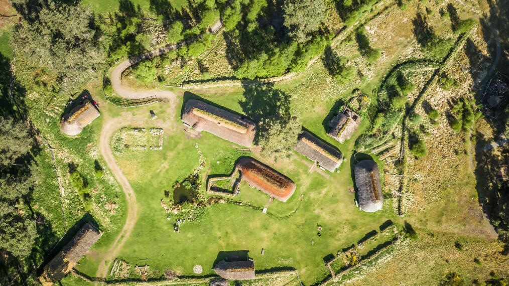 Vista aérea de un conjunto de cabañas históricas en el campo