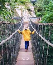 Mädchen, das über eine Brücke im Eden Project geht
