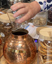 Ein Getränk wird in der Goosnargh Gin School in Lancashire zubereitet