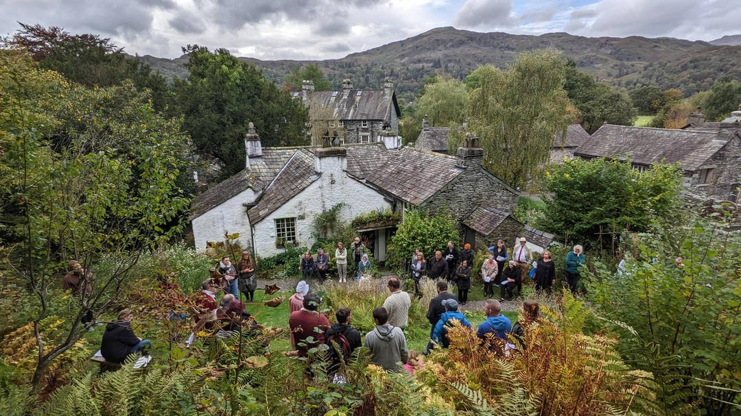 A group tour in the garden of Wordsworth Hotel