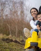 Familias disfrutando de la Black Bull Run en el parque forestal Colin Glen, Belfast