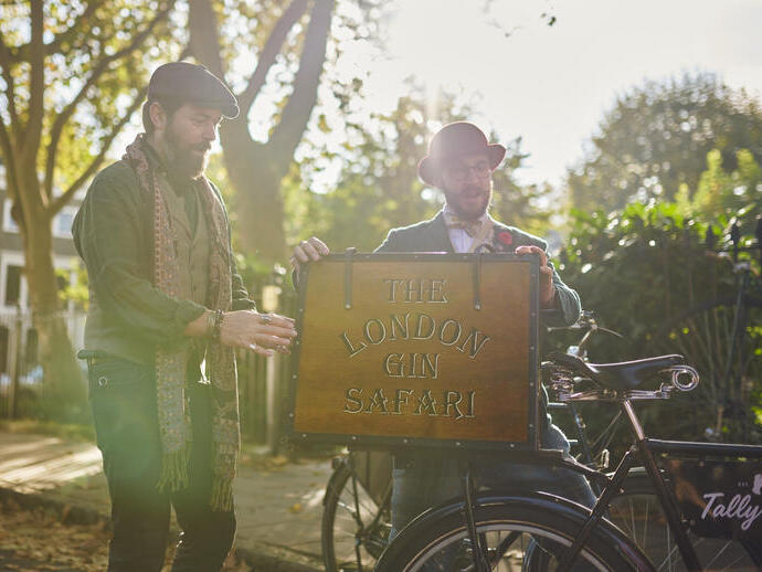 Due guide turistiche con un cartello in una piazza della città per una visita guidata