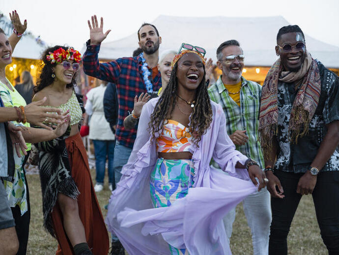 Een groep vrienden die zich vermaken op een festival.