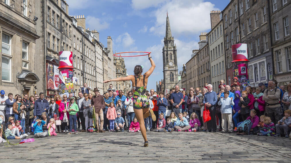 Artista en la Royal Mile durante el Festival Fringe de Edimburgo