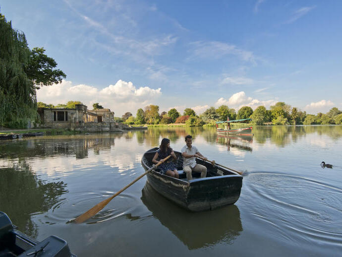 Un homme et une femme dans une barque sur un lac