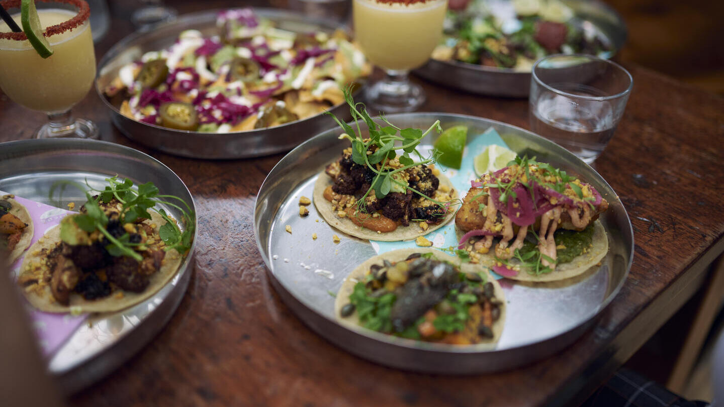 Assiettes de nourriture sur une table dans un restaurant d'une aire de restauration