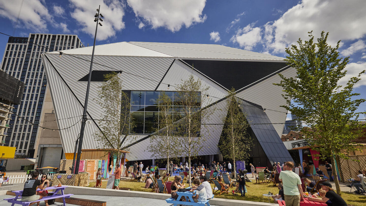 Menschen genießen das Manchester Factory International Festival im Stadtzentrum