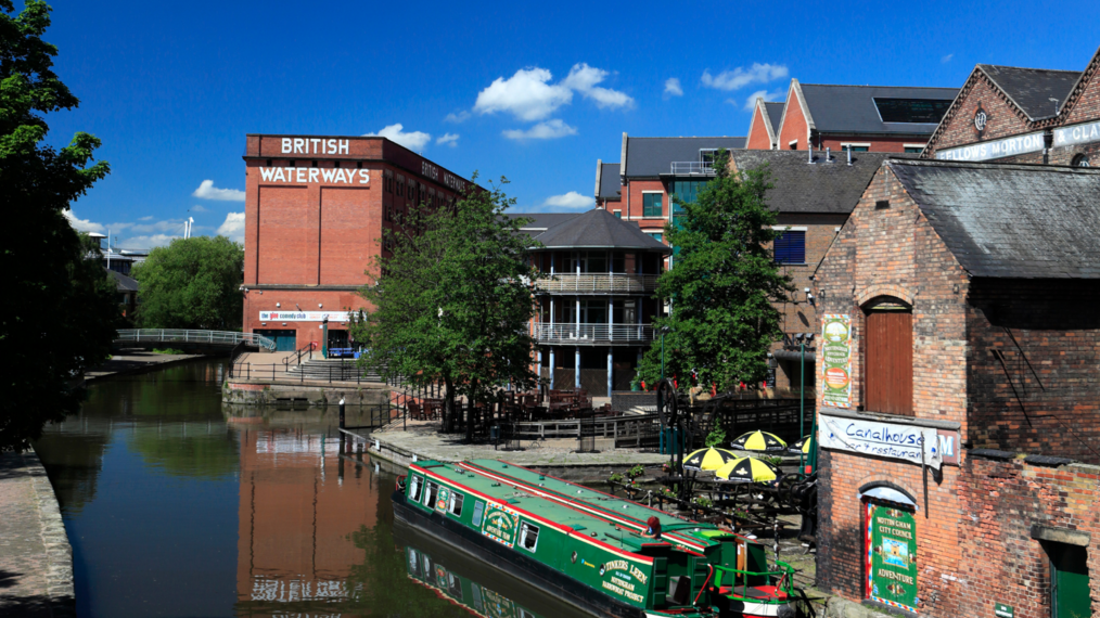 Nottingham Canal mit Gebäuden im Hintergrund