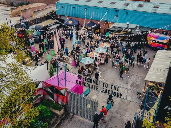 Vista aérea de un mercado callejero de comida