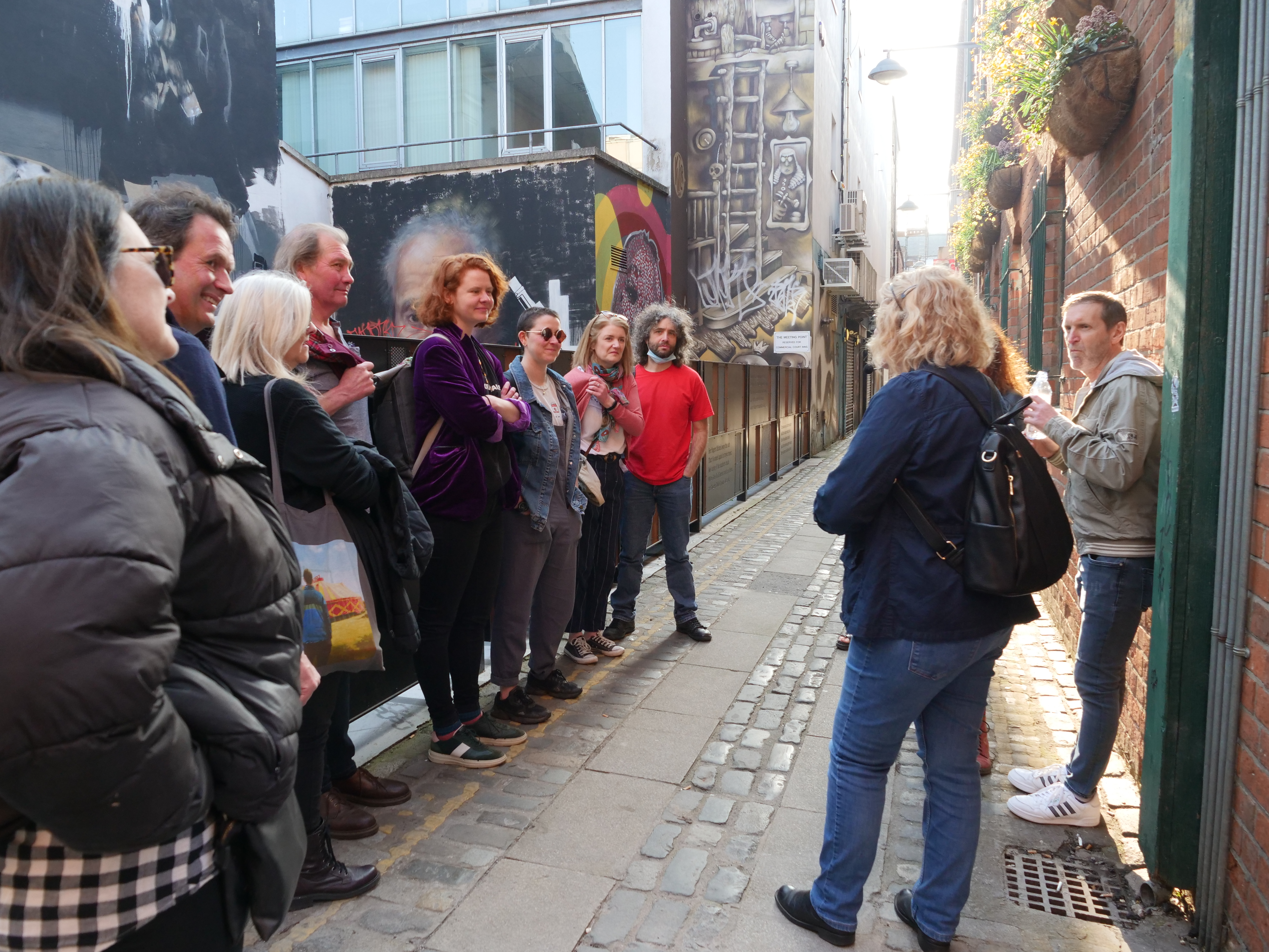 Eine Gruppe von Menschen auf der Straße, die an Belfast Music Tours teilnehmen