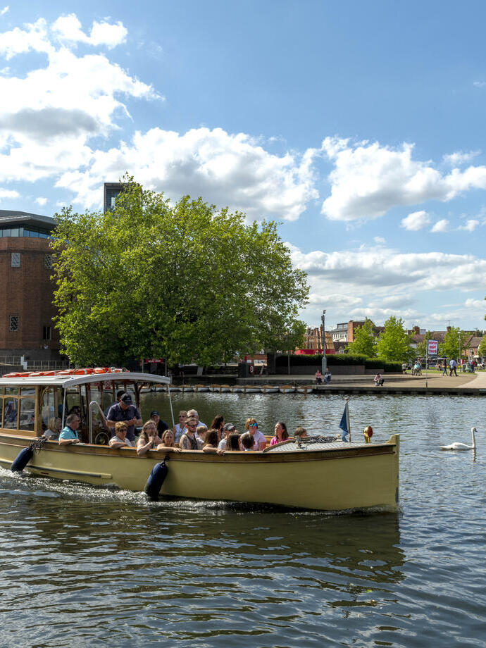 A boat sailing down the river Avon in Stratford-upon-Avon
