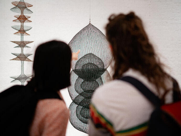 Dos personas contemplando una exposición de arte en Modern Art Oxford