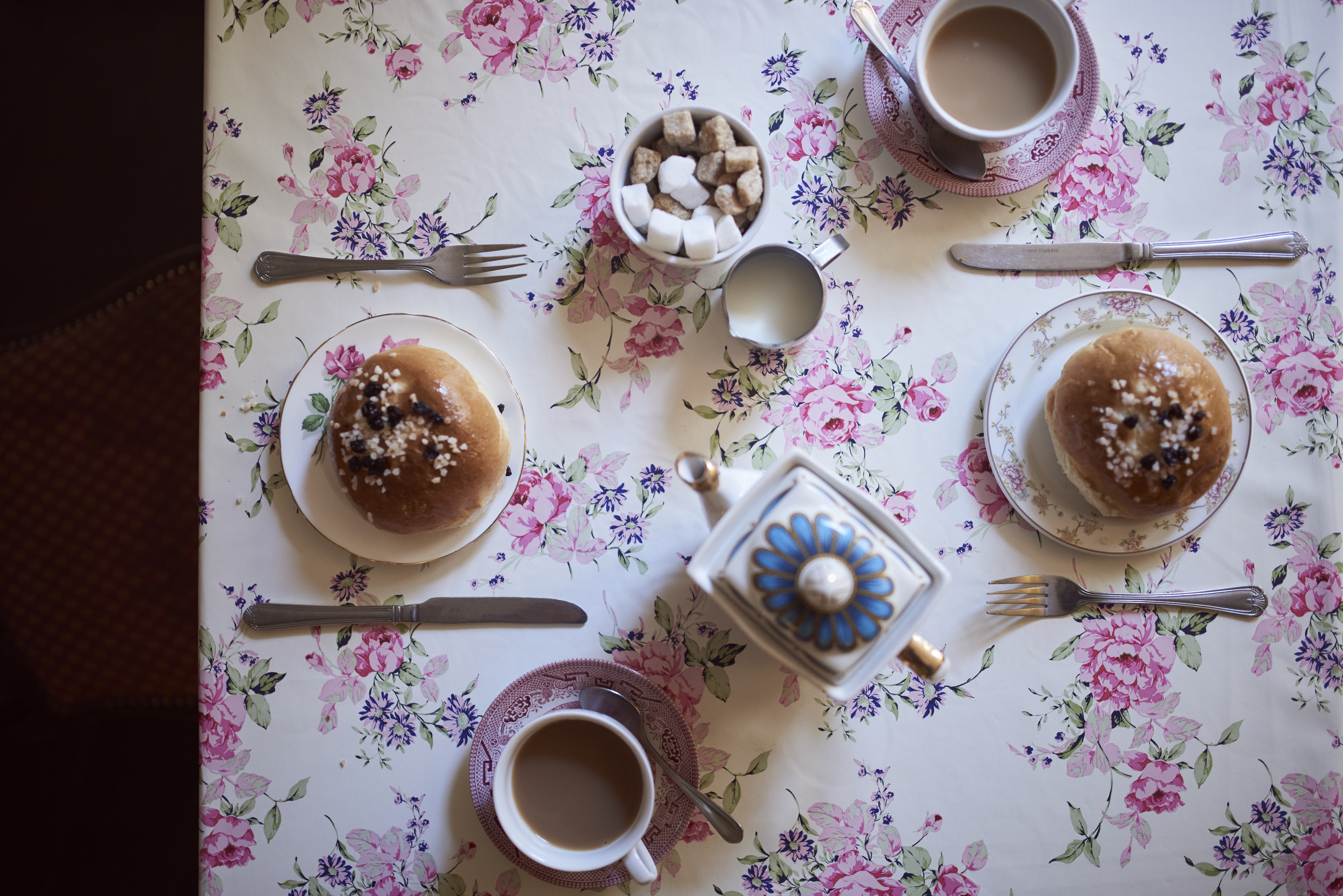 Tea and buns on a restaurant table