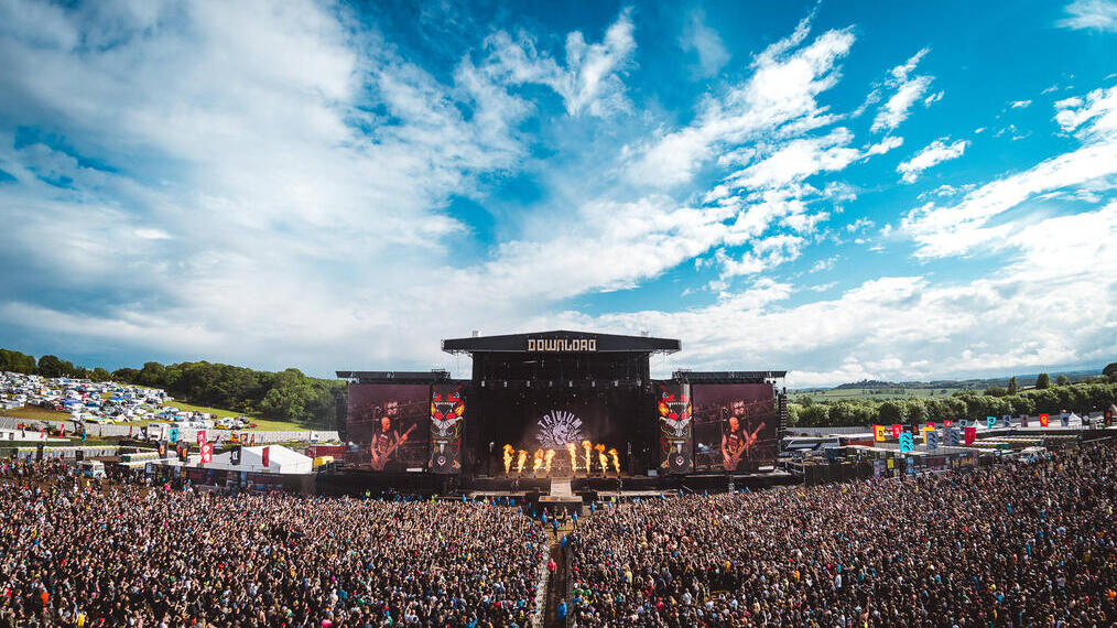 Eine große Menschenmenge, die eine Aufführung auf der Hauptbühne des Download Festivals verfolgt