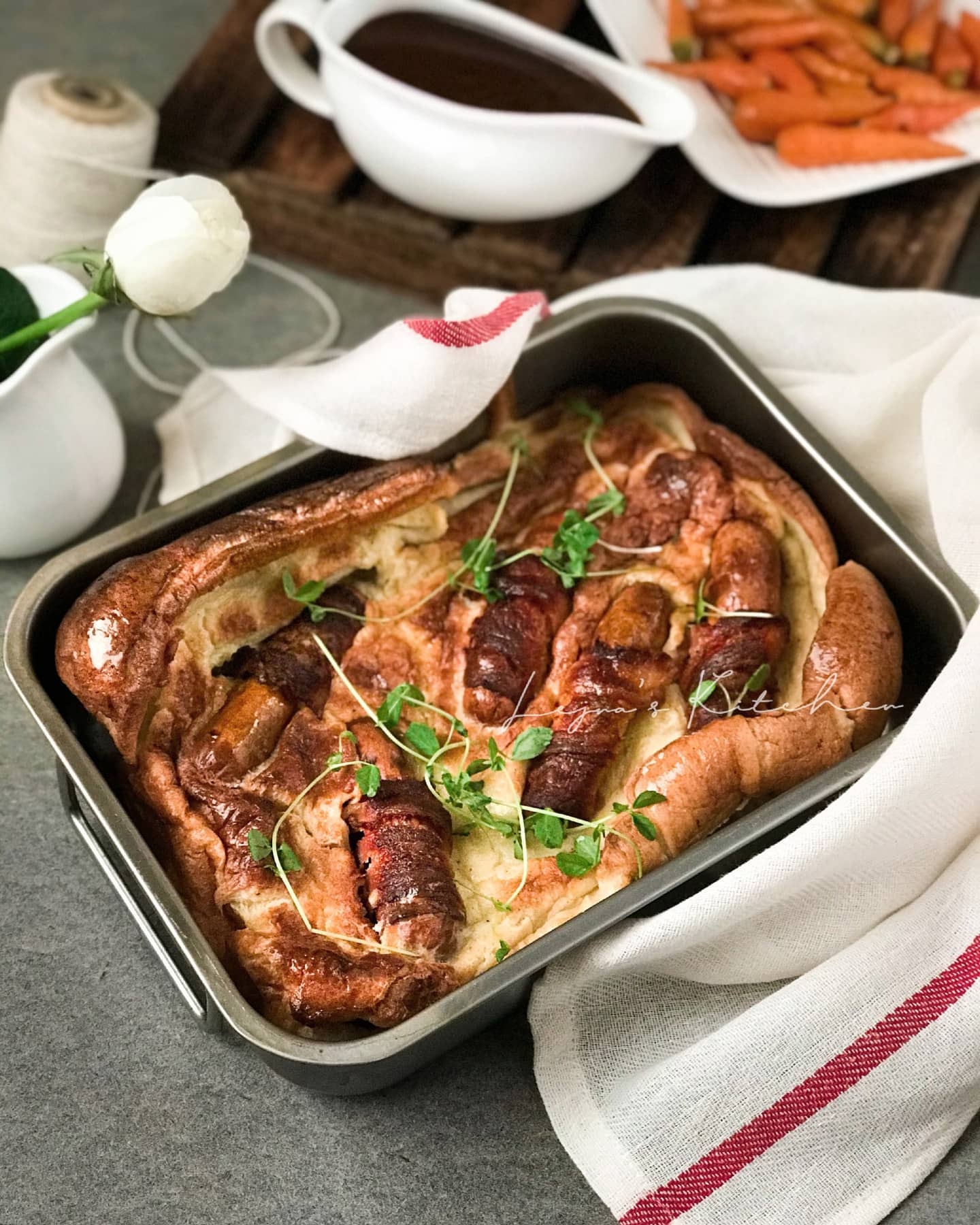 Plato sobre la mesa con salchichas en salsa