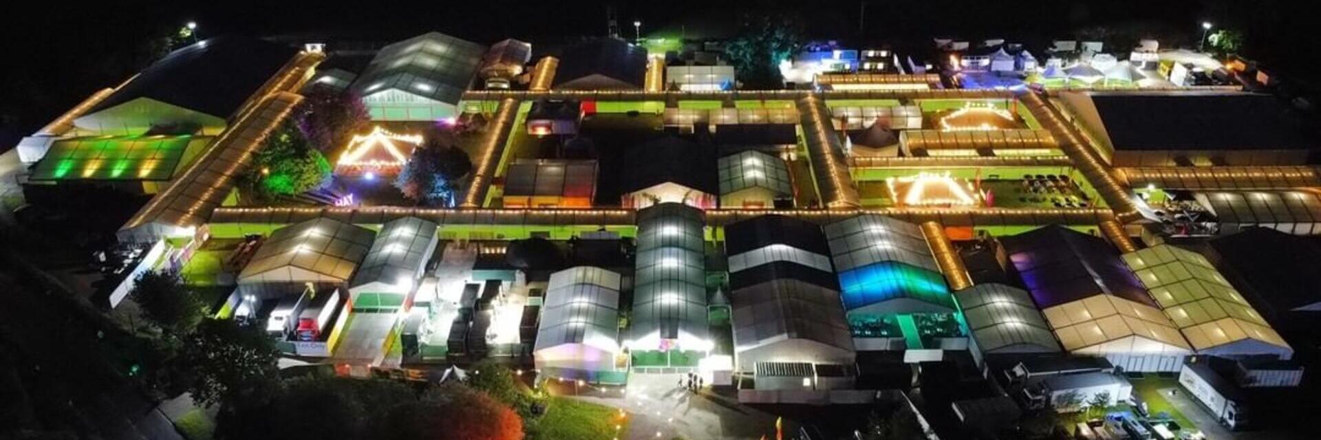 منظر من أعلى لمهرجان الأدب في الليل