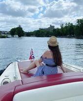 Una mujer sentada en un barco que navega por el río Támesis en Windsor