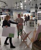 Deux femmes à l'intérieur du centre commercial Bluewater